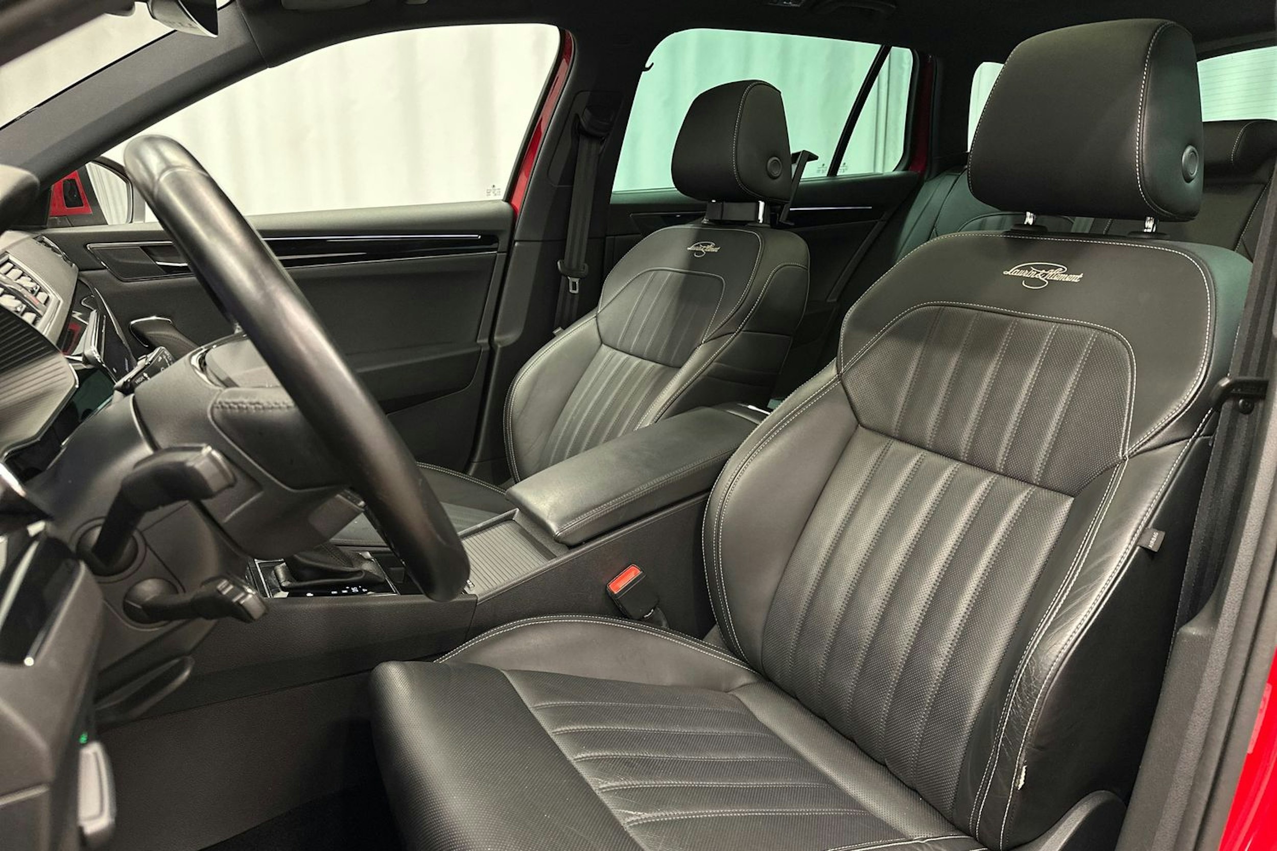 punainen Skoda Superb 2022 kuva 19.