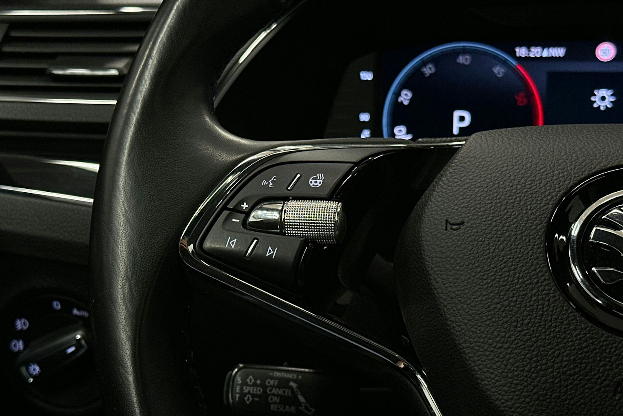 punainen Skoda Superb 2022 kuva 22.