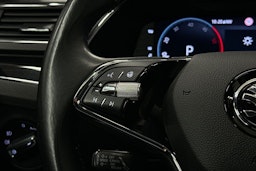 punainen Skoda Superb 2022 kuva 22.
