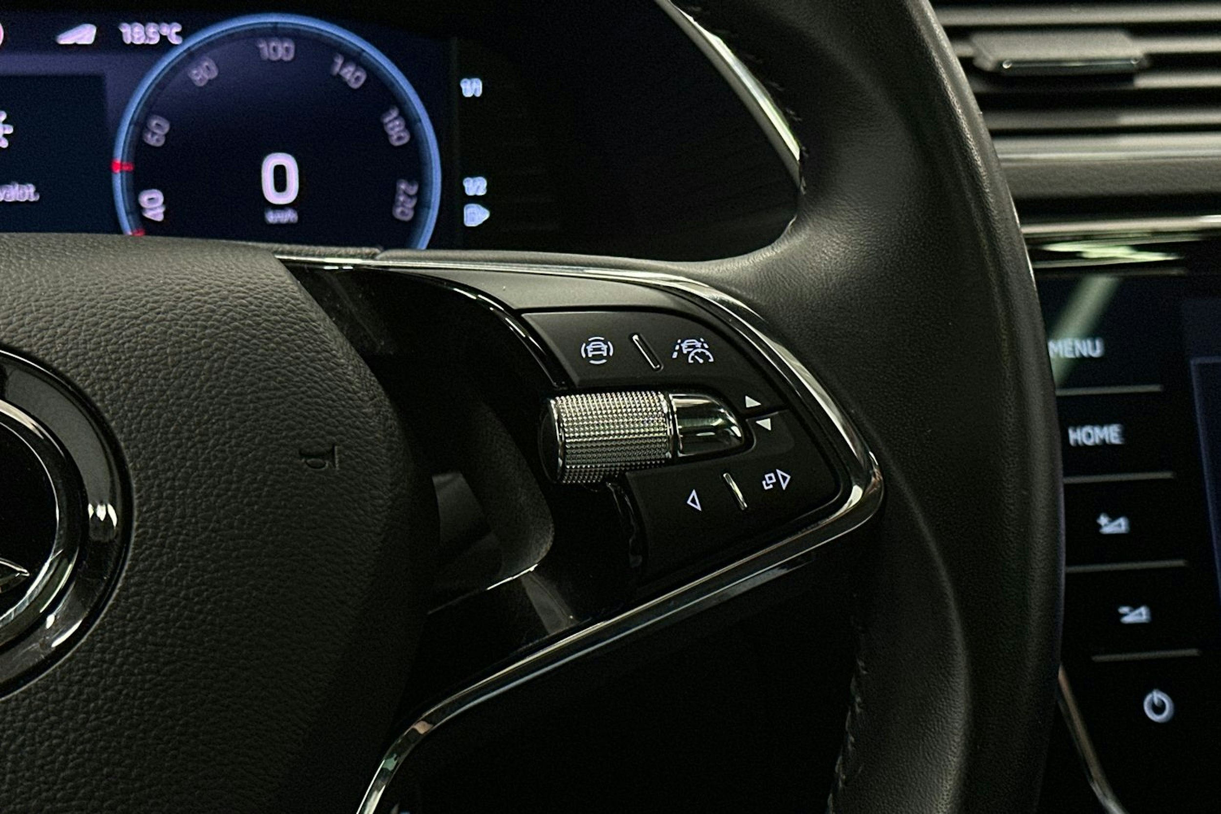 punainen Skoda Superb 2022 kuva 23.