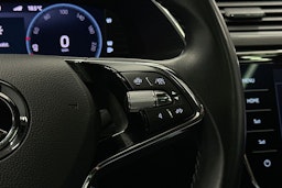 punainen Skoda Superb 2022 kuva 23.