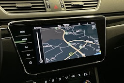 punainen Skoda Superb 2022 kuva 27.