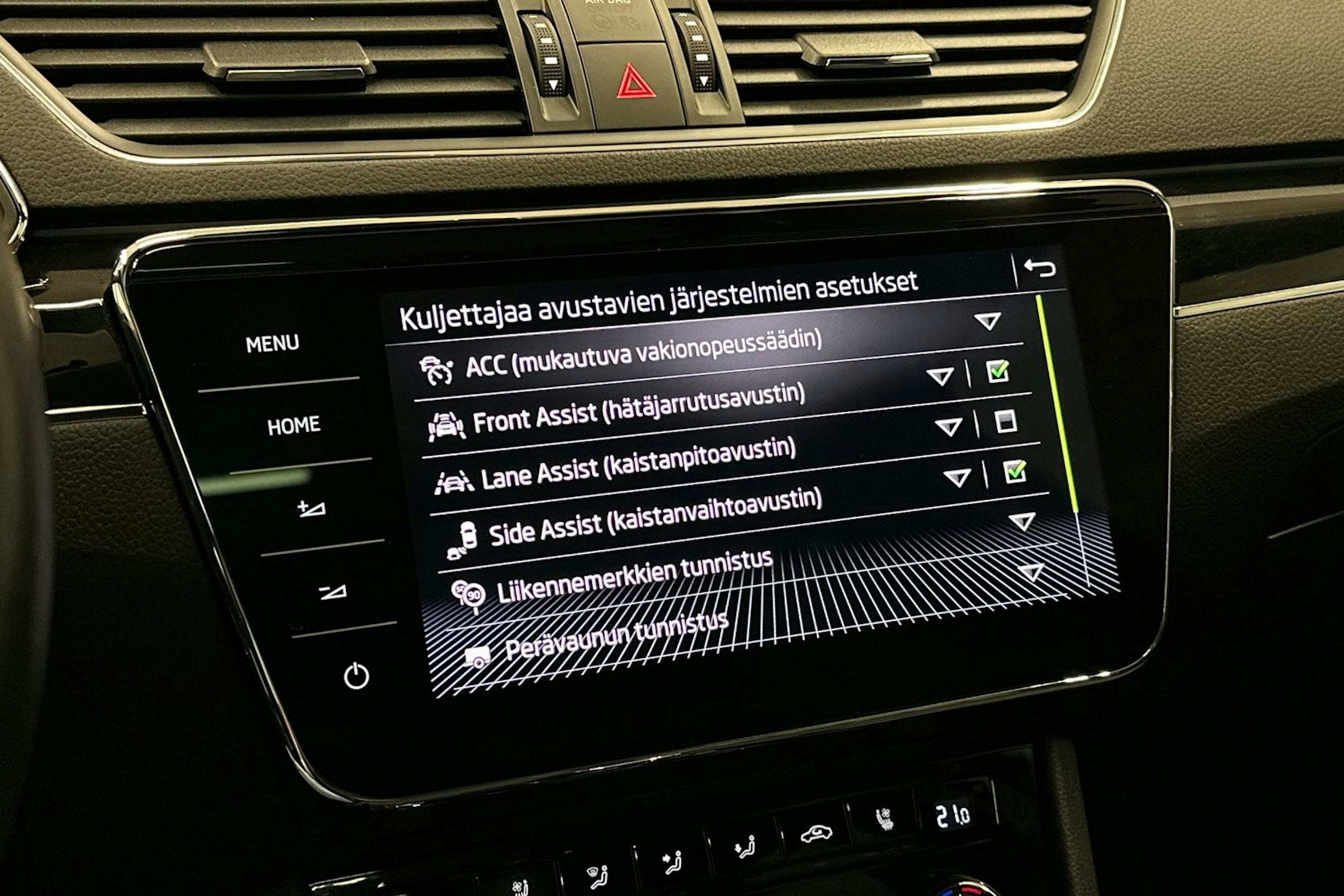 punainen Skoda Superb 2022 kuva 28.