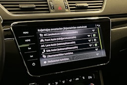 punainen Skoda Superb 2022 kuva 28.