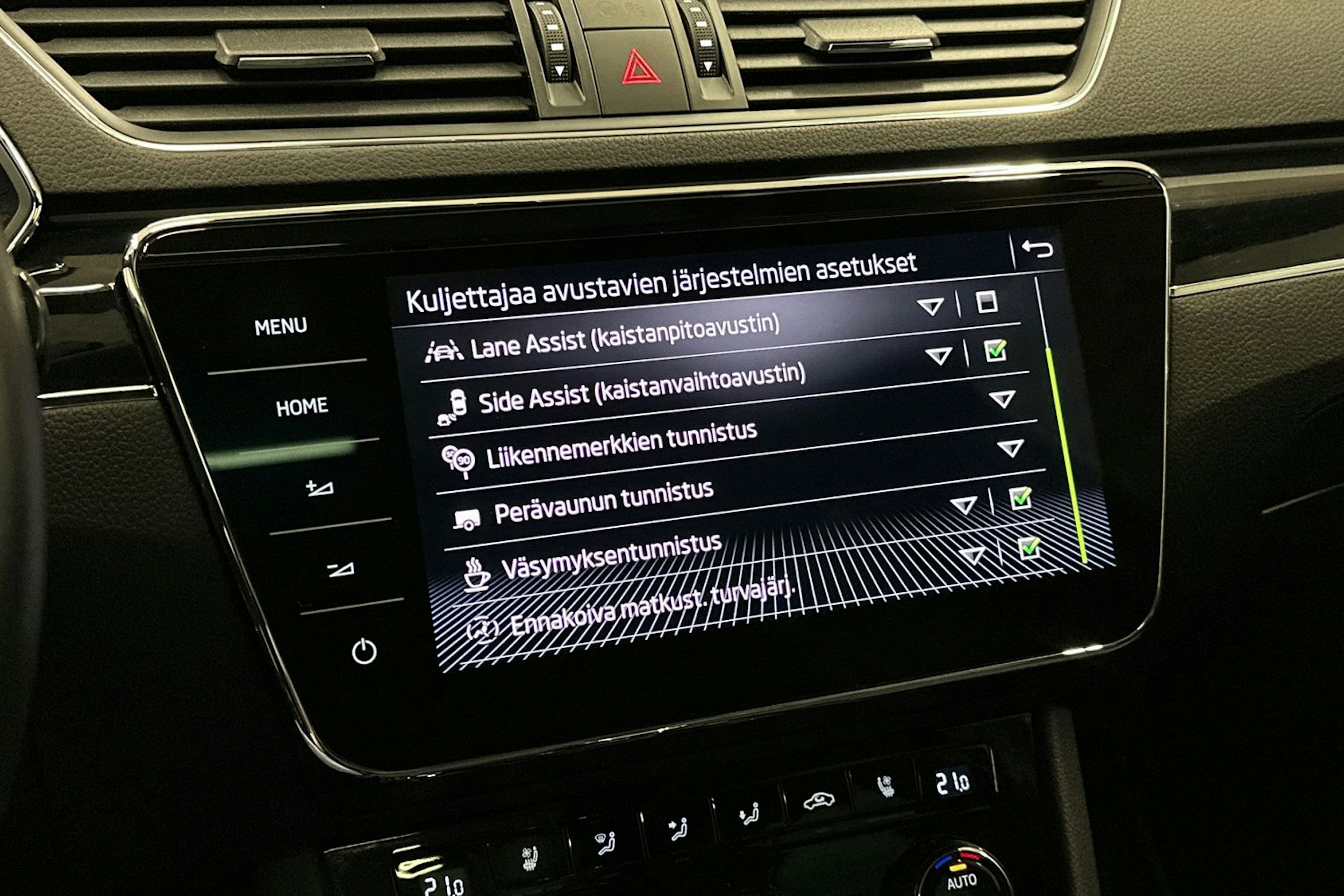 punainen Skoda Superb 2022 kuva 29.