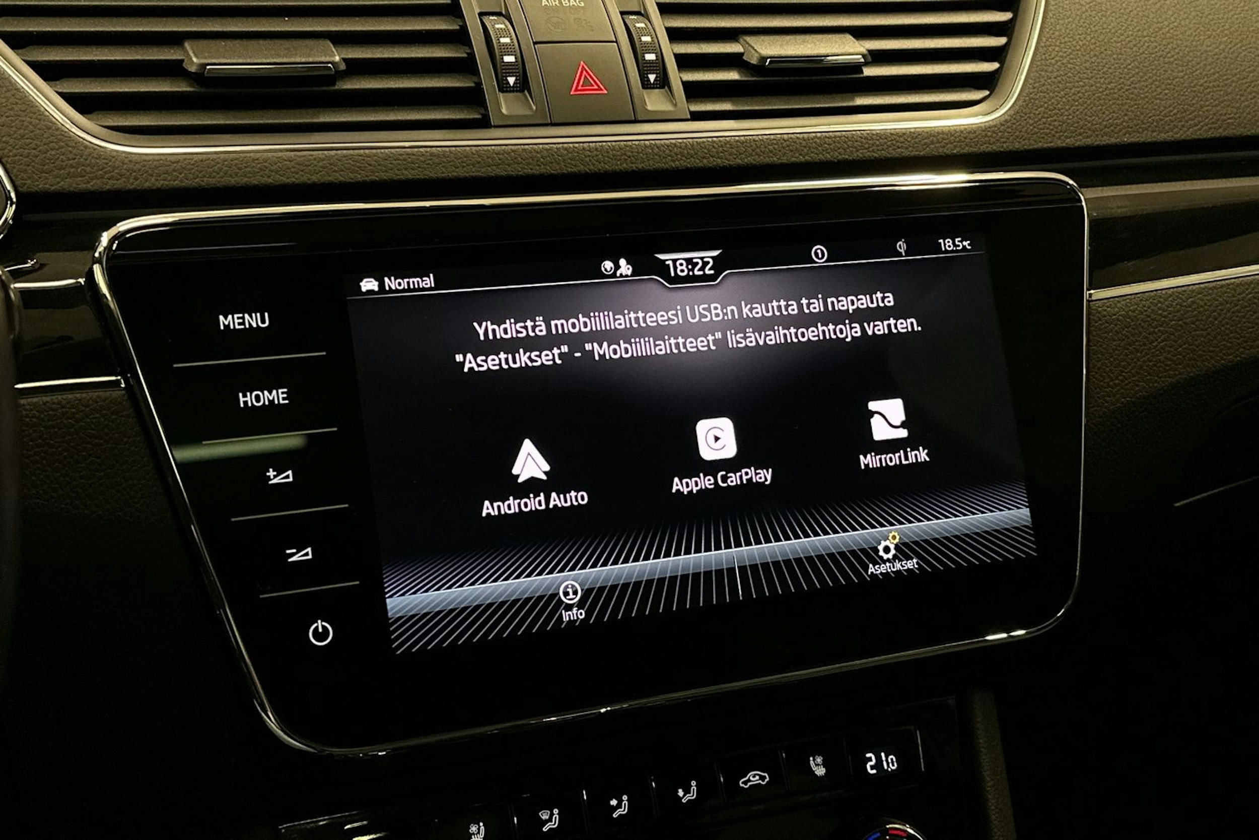 punainen Skoda Superb 2022 kuva 30.