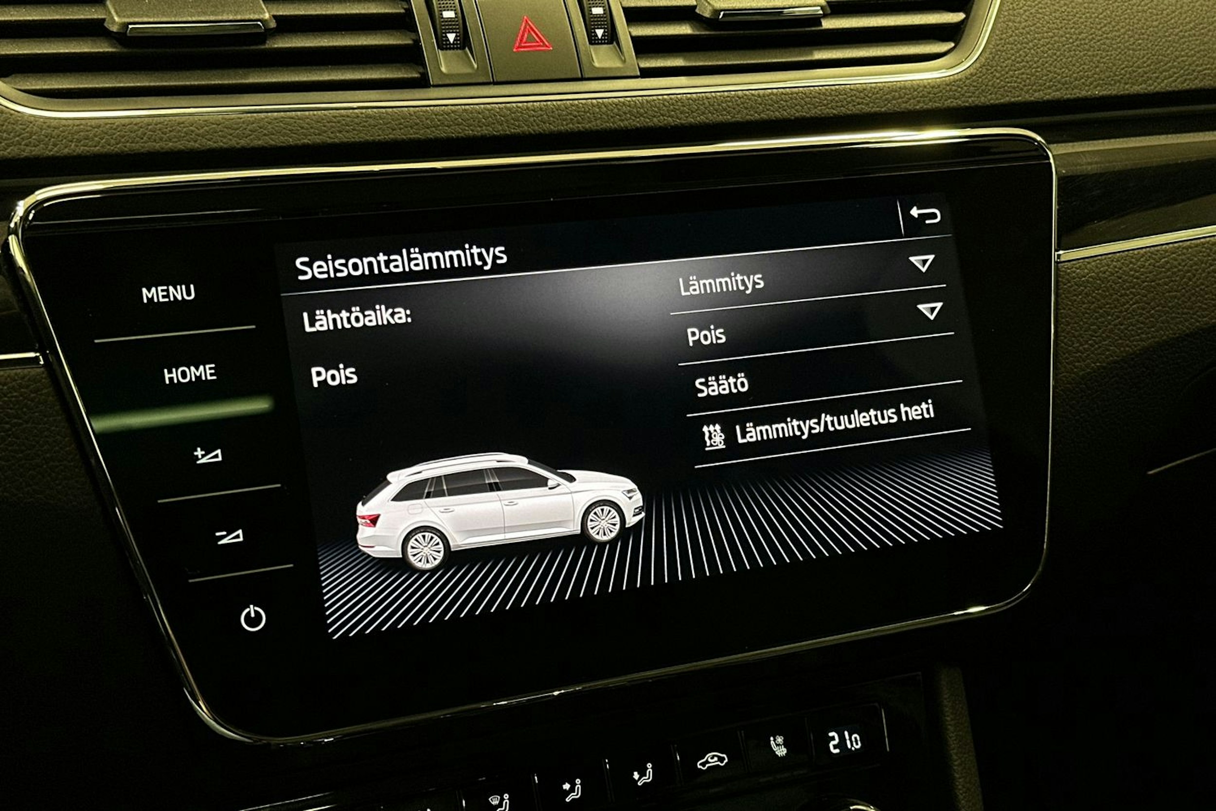 punainen Skoda Superb 2022 kuva 31.
