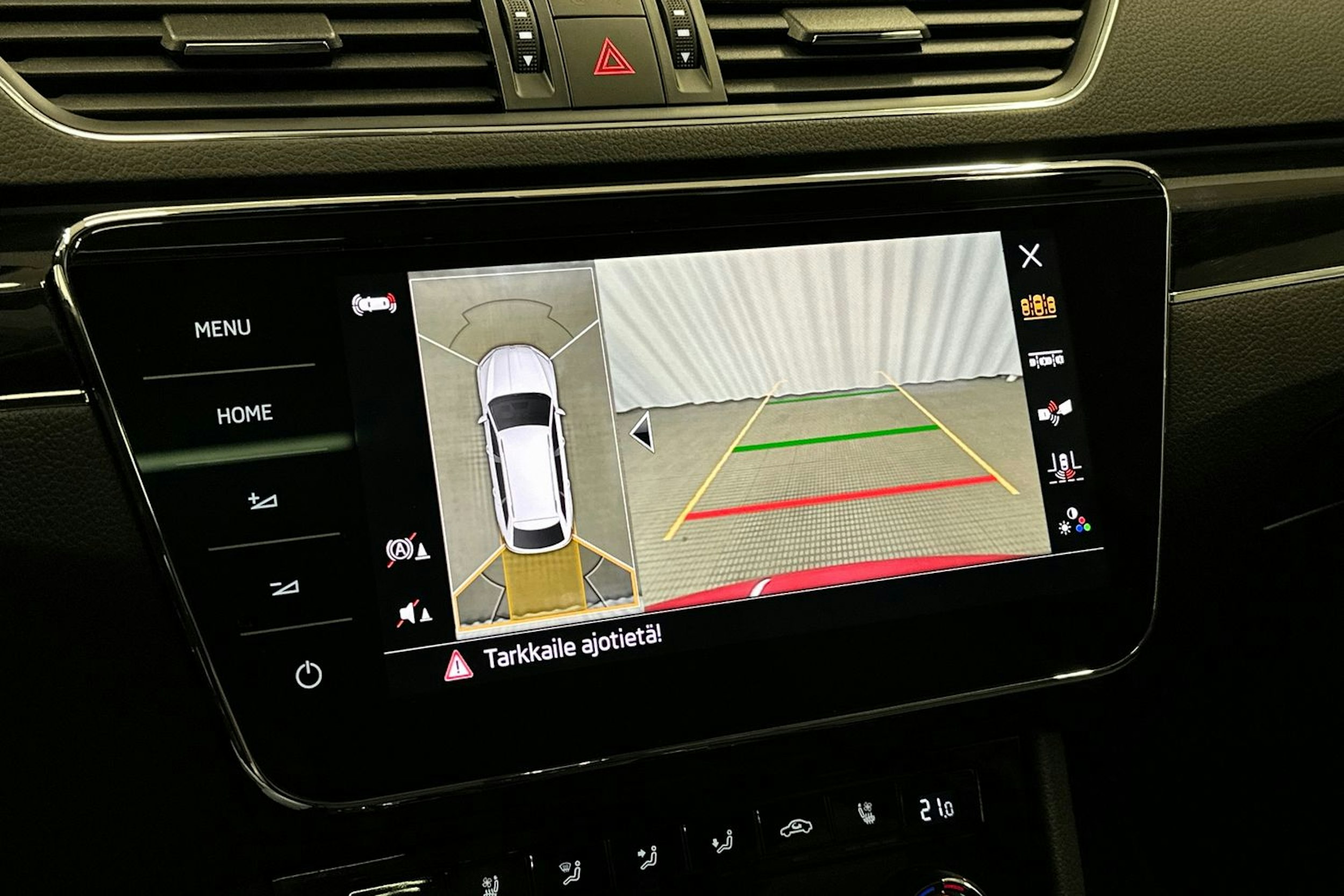 punainen Skoda Superb 2022 kuva 32.