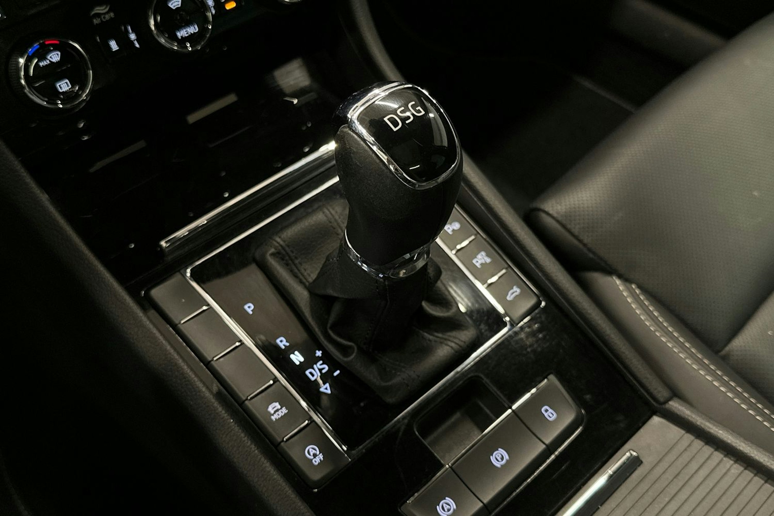 punainen Skoda Superb 2022 kuva 33.