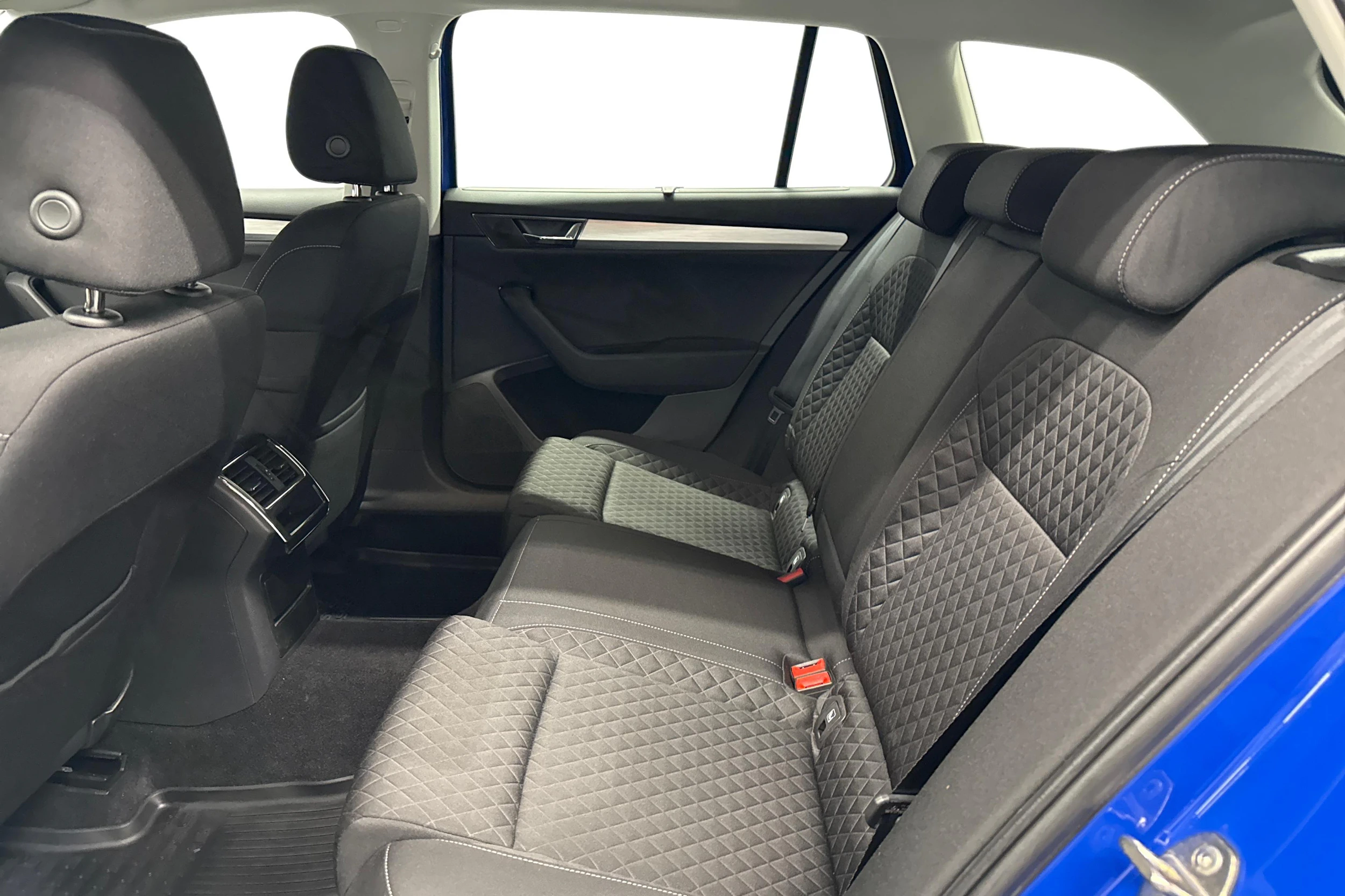 sininen Skoda Superb 2022 kuva 8.