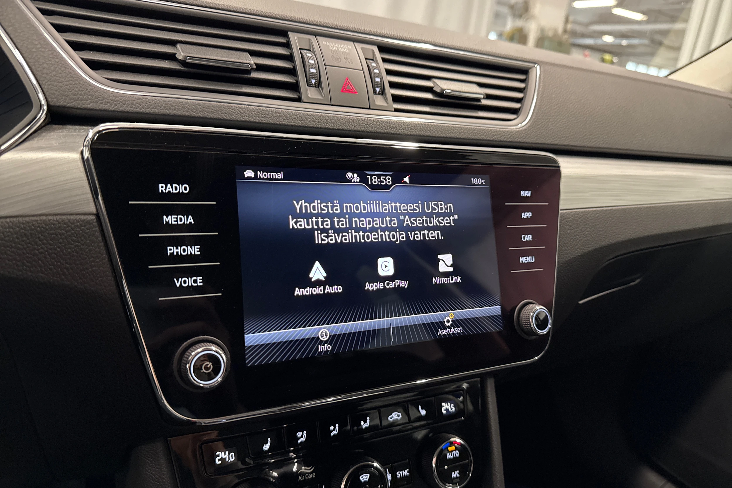 sininen Skoda Superb 2022 kuva 18.
