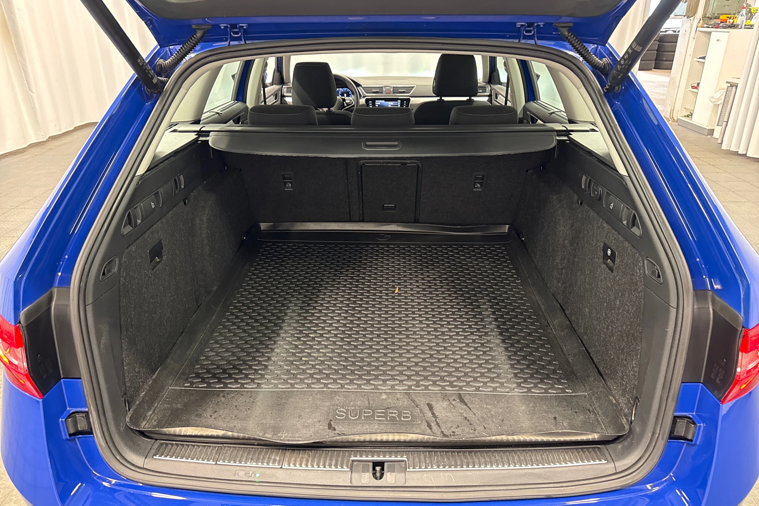 sininen Skoda Superb 2022 kuva 26.