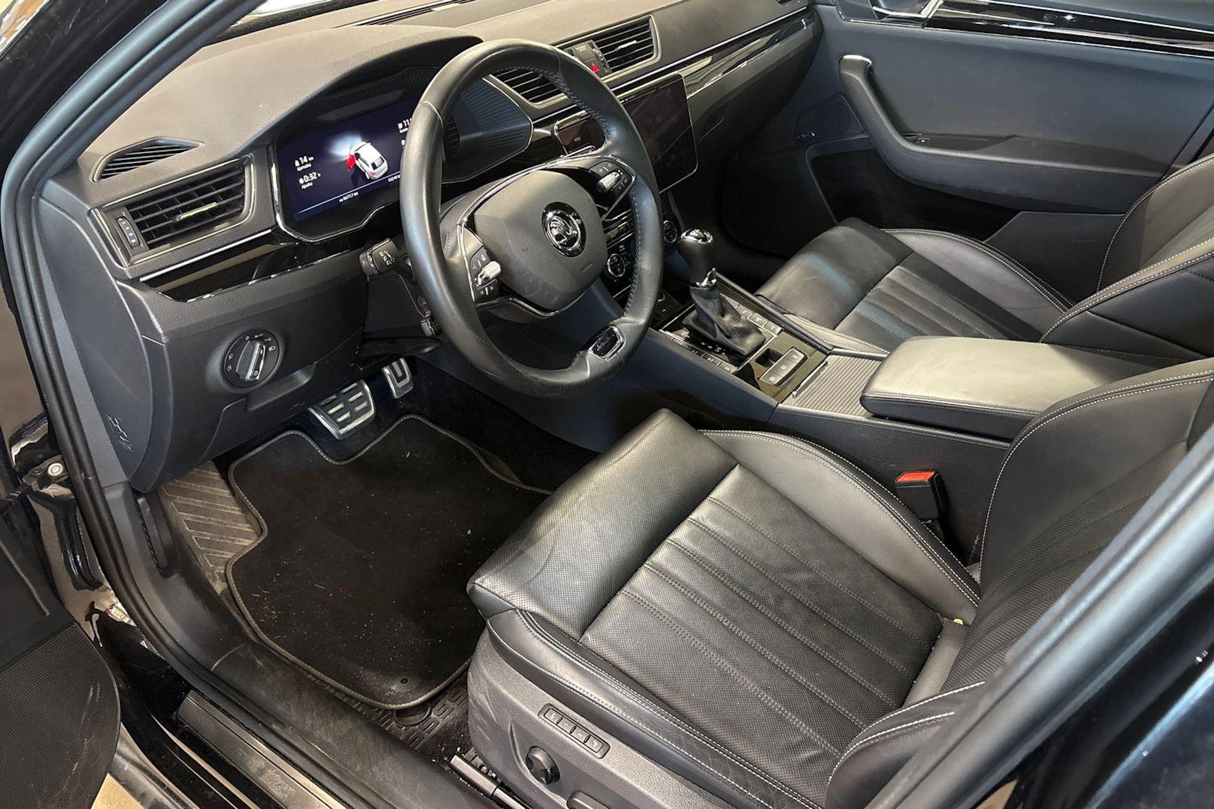 musta Skoda Superb 2022 kuva 3.
