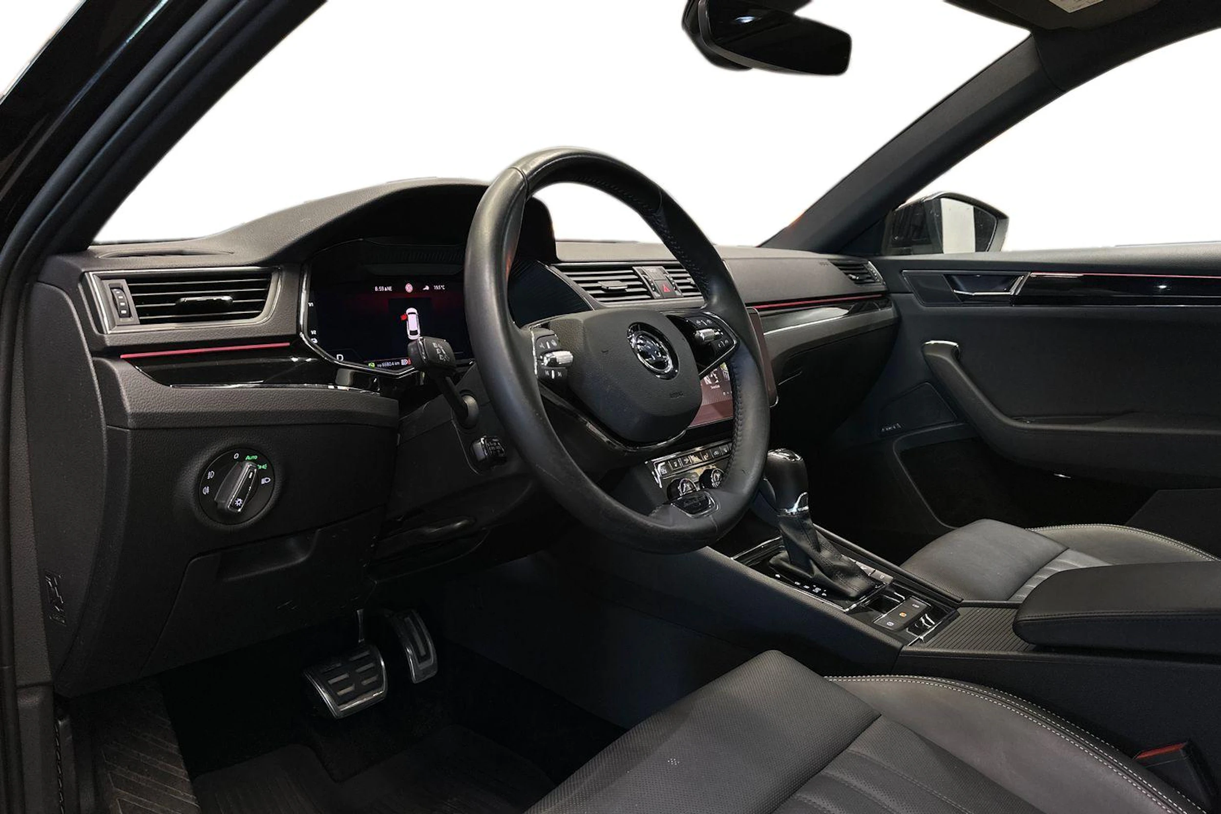 musta Skoda Superb 2022 kuva 6.