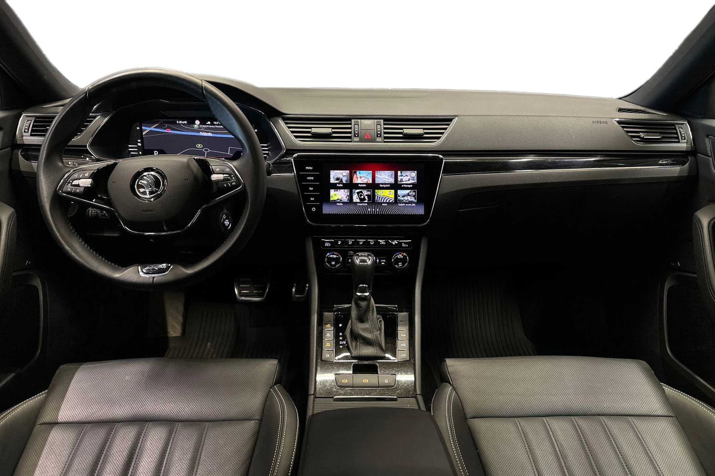 musta Skoda Superb 2022 kuva 7.