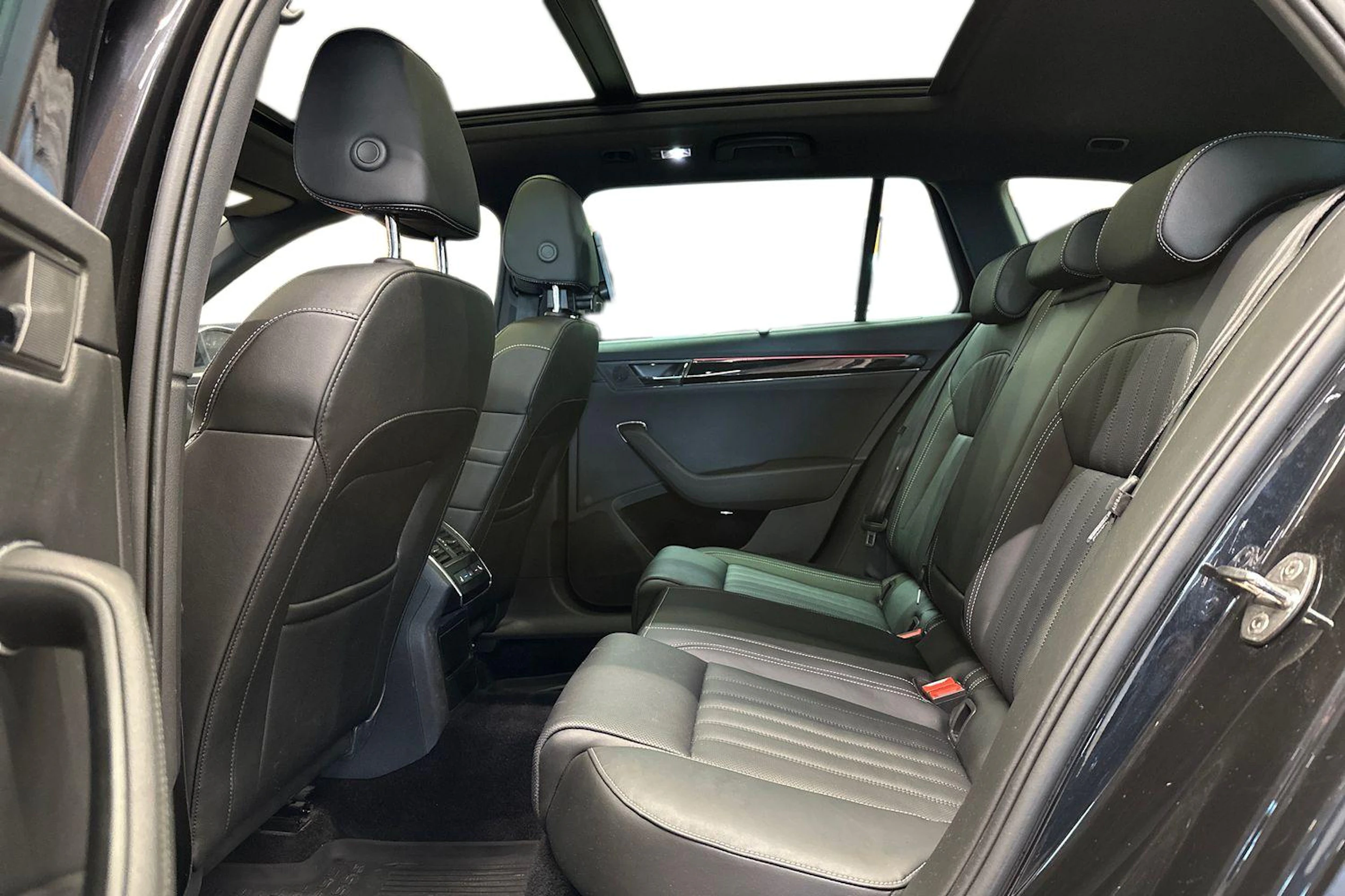 musta Skoda Superb 2022 kuva 8.