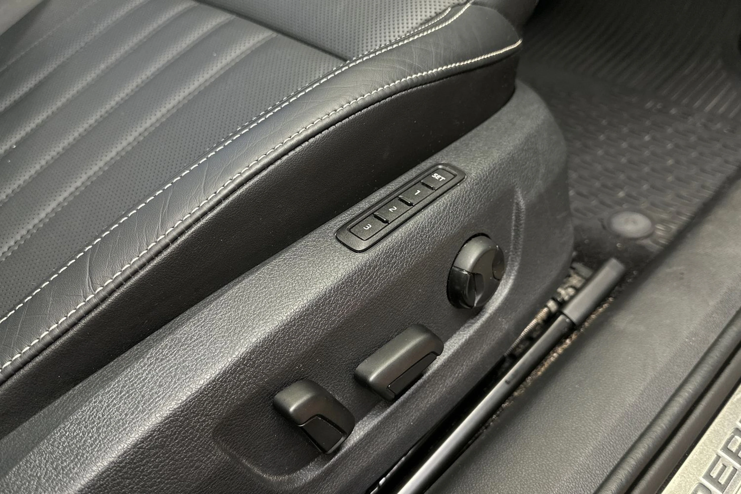 musta Skoda Superb 2022 kuva 12.
