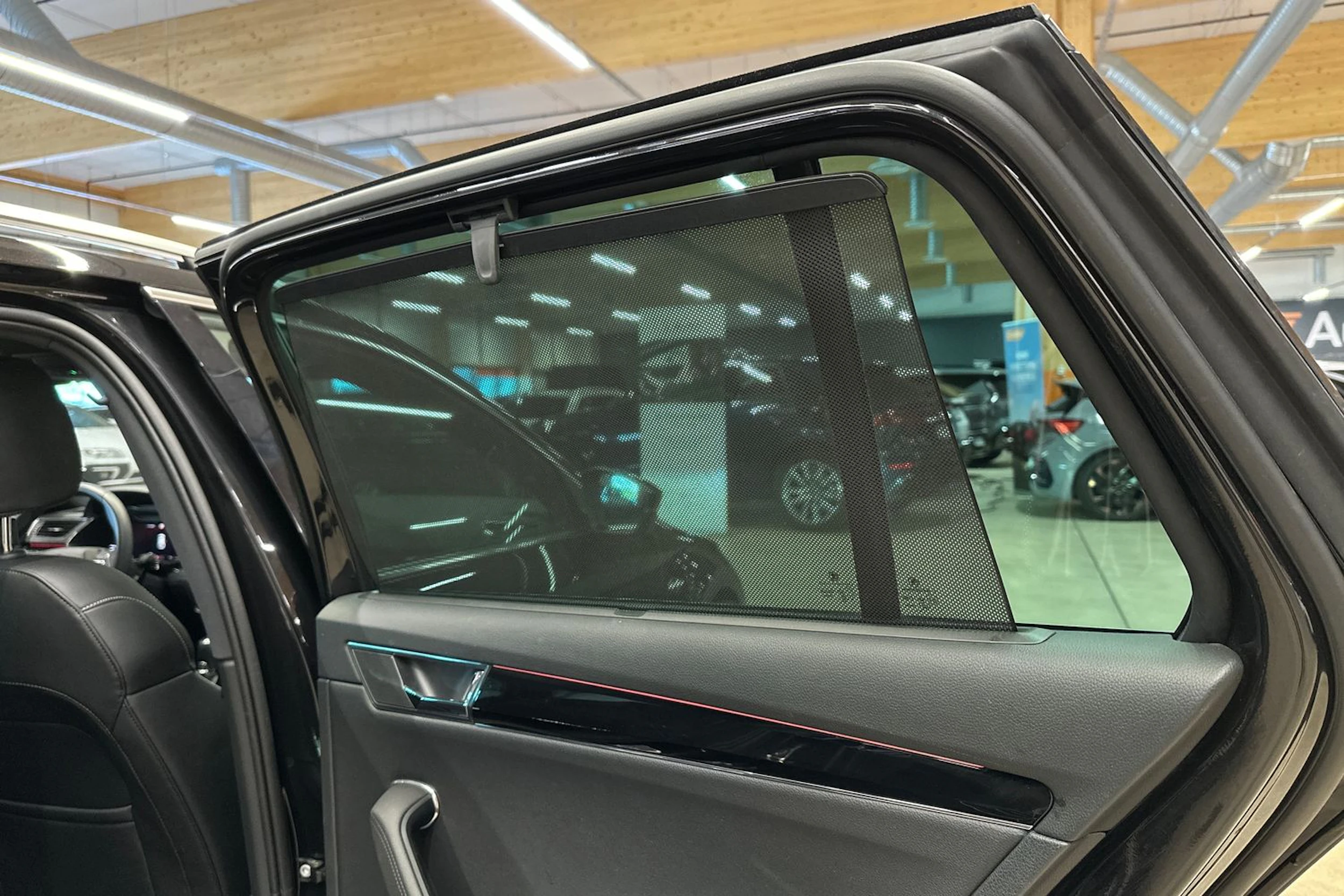 musta Skoda Superb 2022 kuva 13.