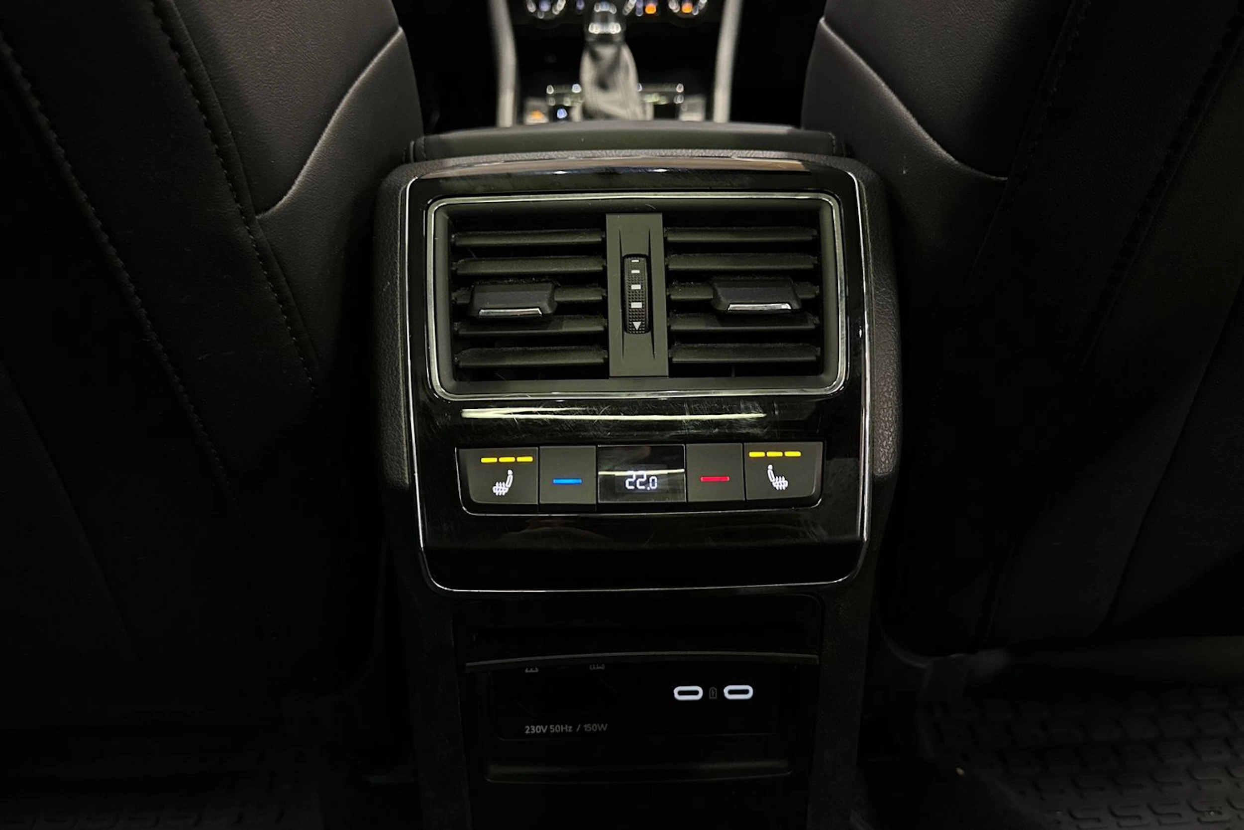 musta Skoda Superb 2022 kuva 14.