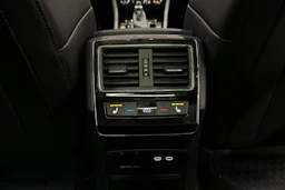musta Skoda Superb 2022 kuva 14.