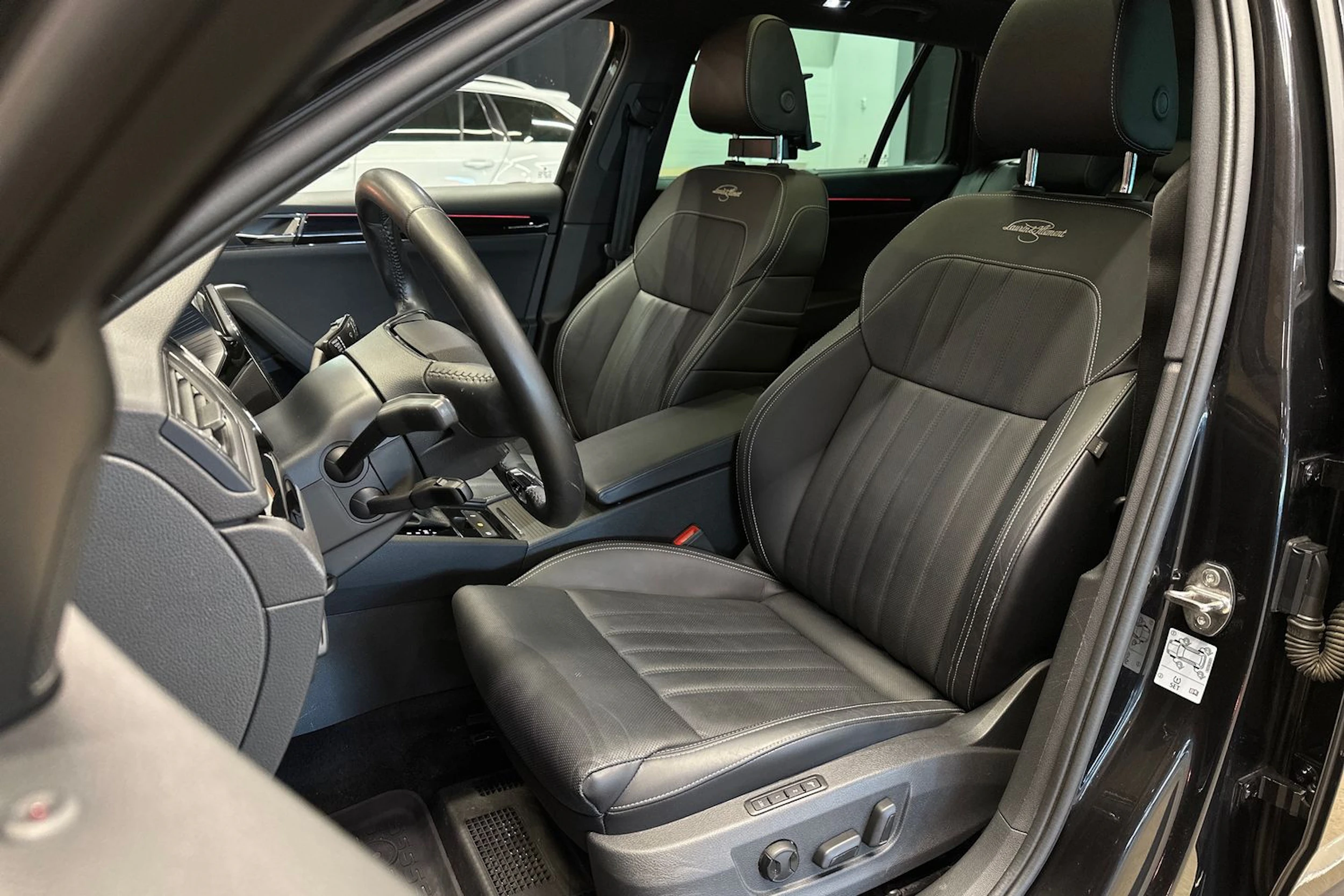 musta Skoda Superb 2022 kuva 15.