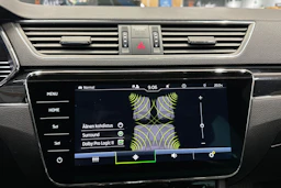 musta Skoda Superb 2022 kuva 20.