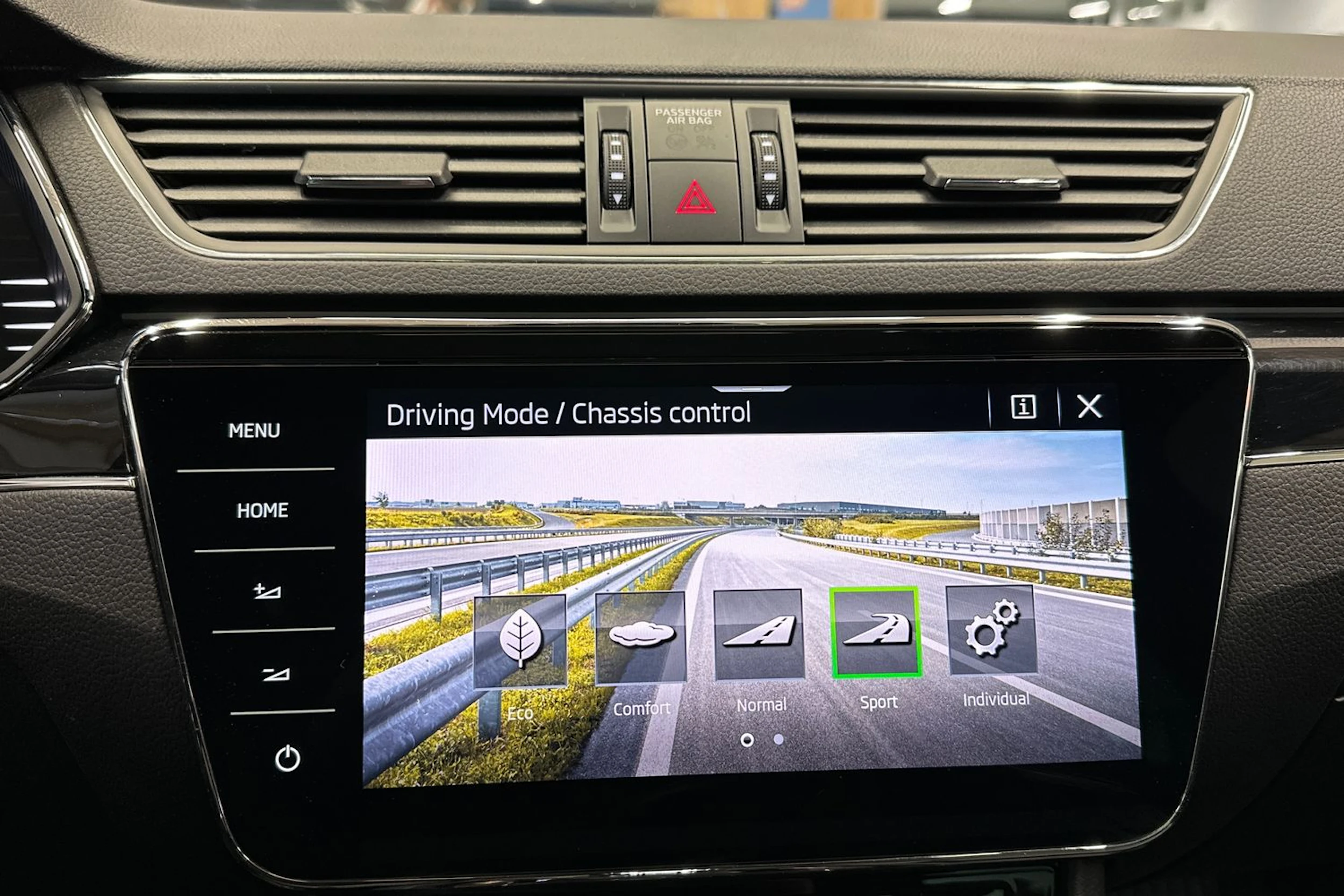 musta Skoda Superb 2022 kuva 21.