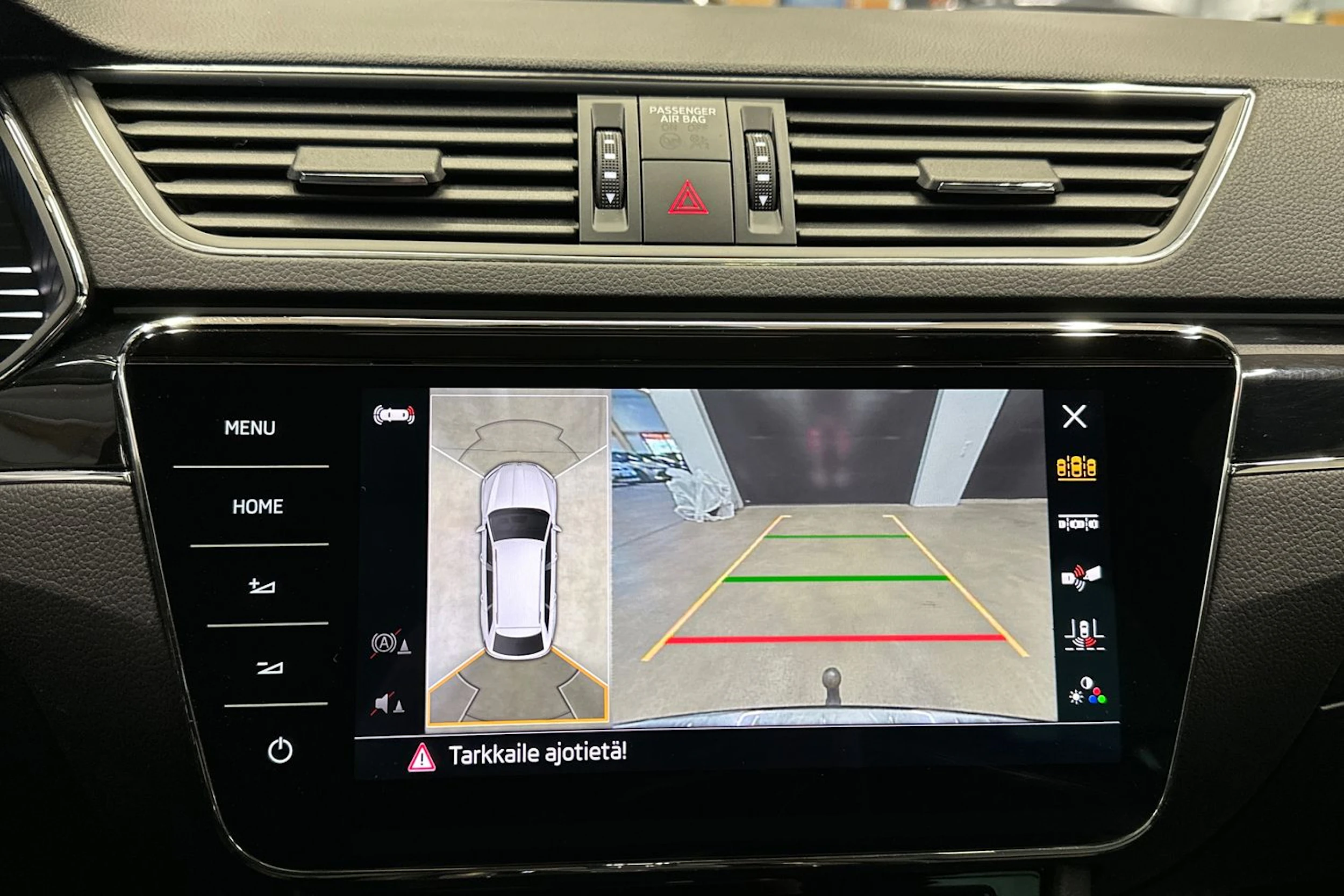 musta Skoda Superb 2022 kuva 22.