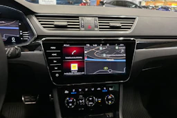 musta Skoda Superb 2022 kuva 25.