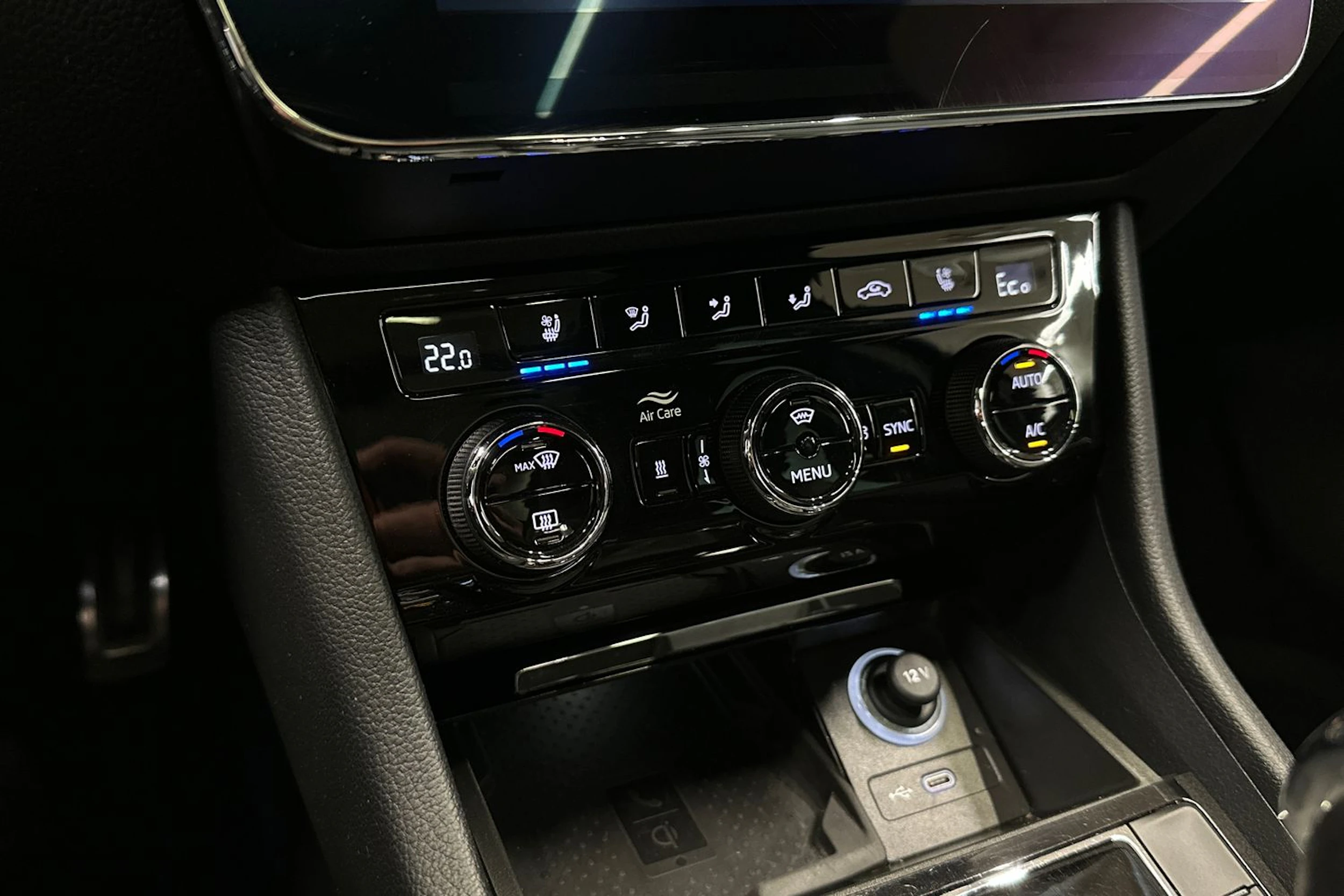 musta Skoda Superb 2022 kuva 26.