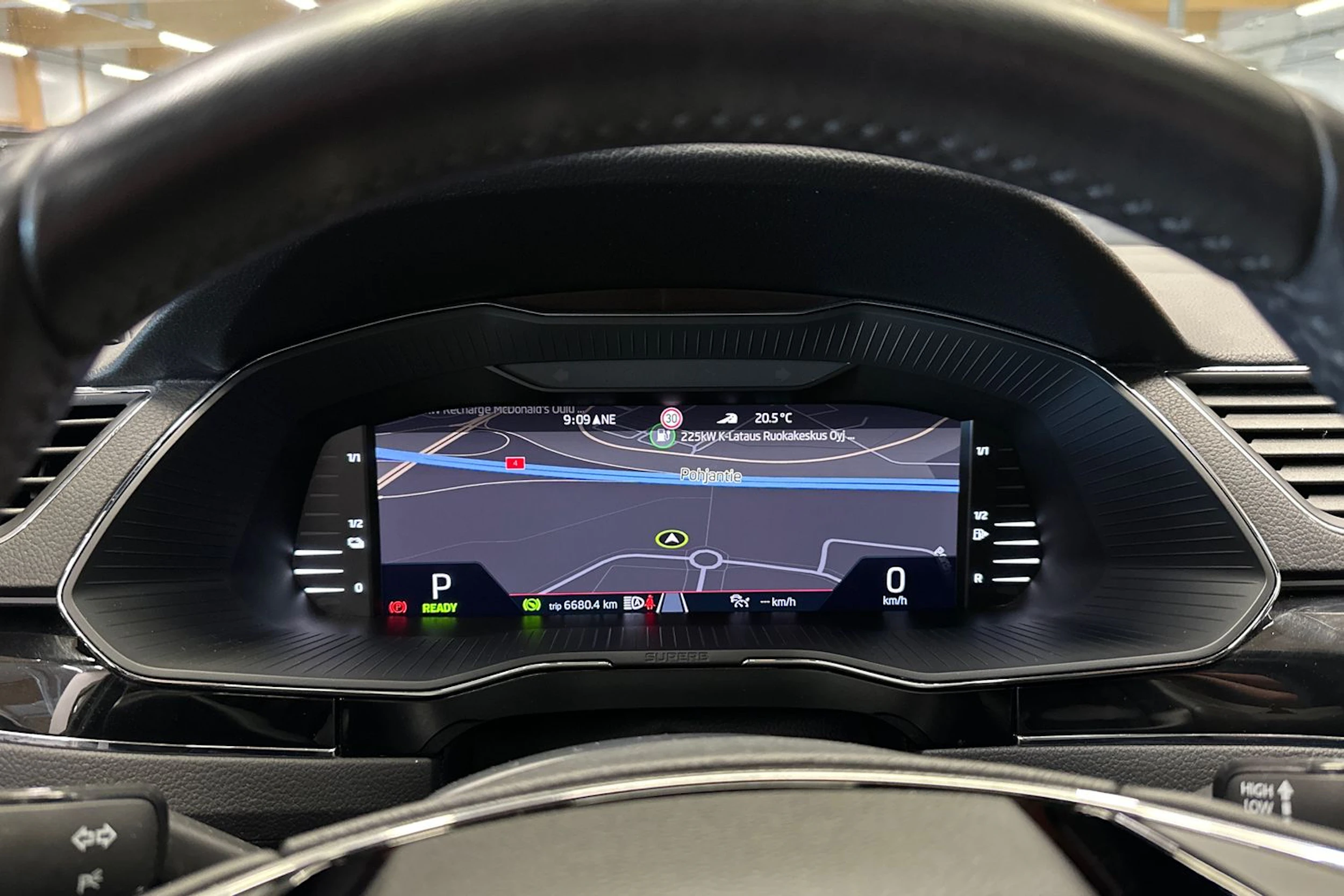 musta Skoda Superb 2022 kuva 28.