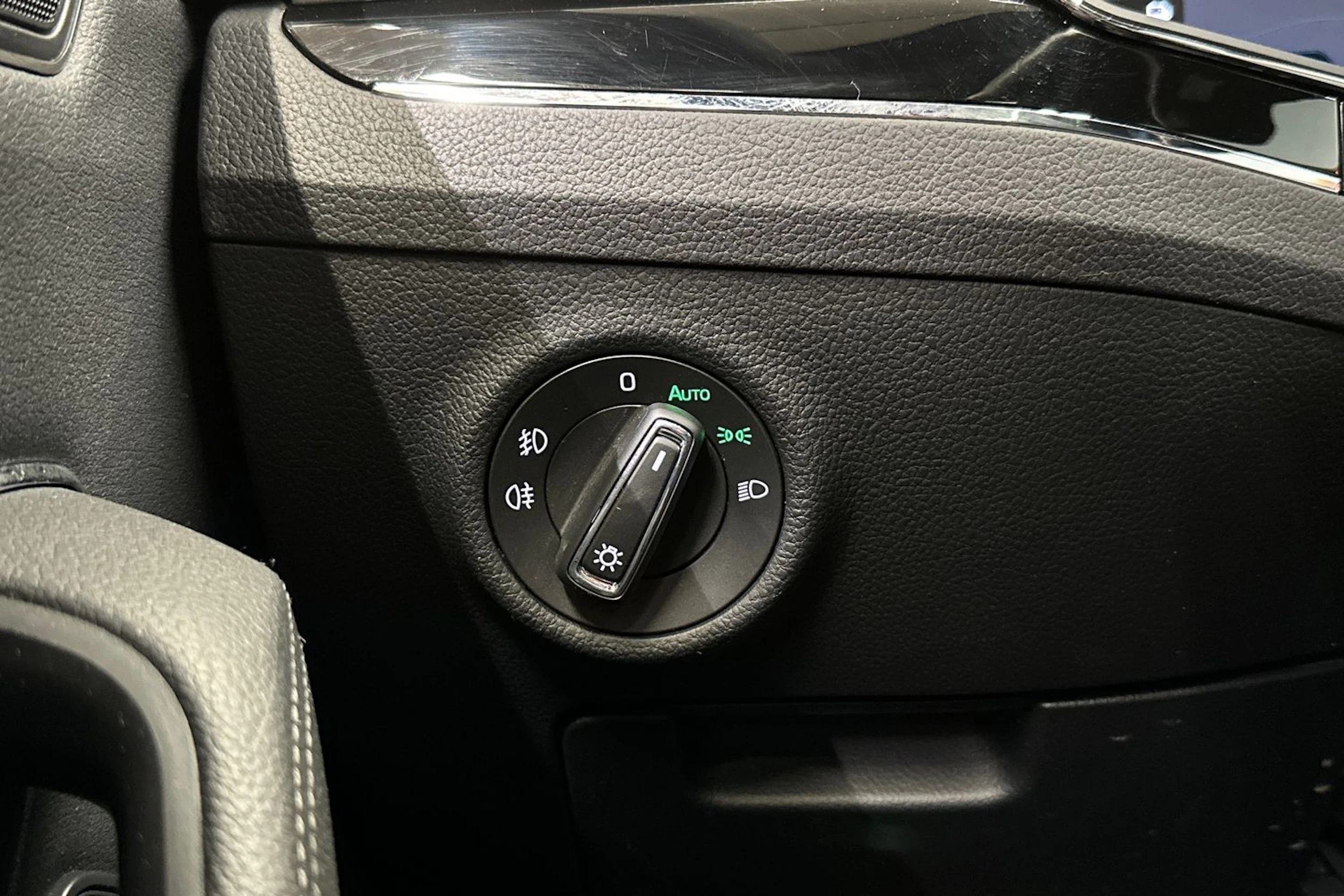 musta Skoda Superb 2022 kuva 31.