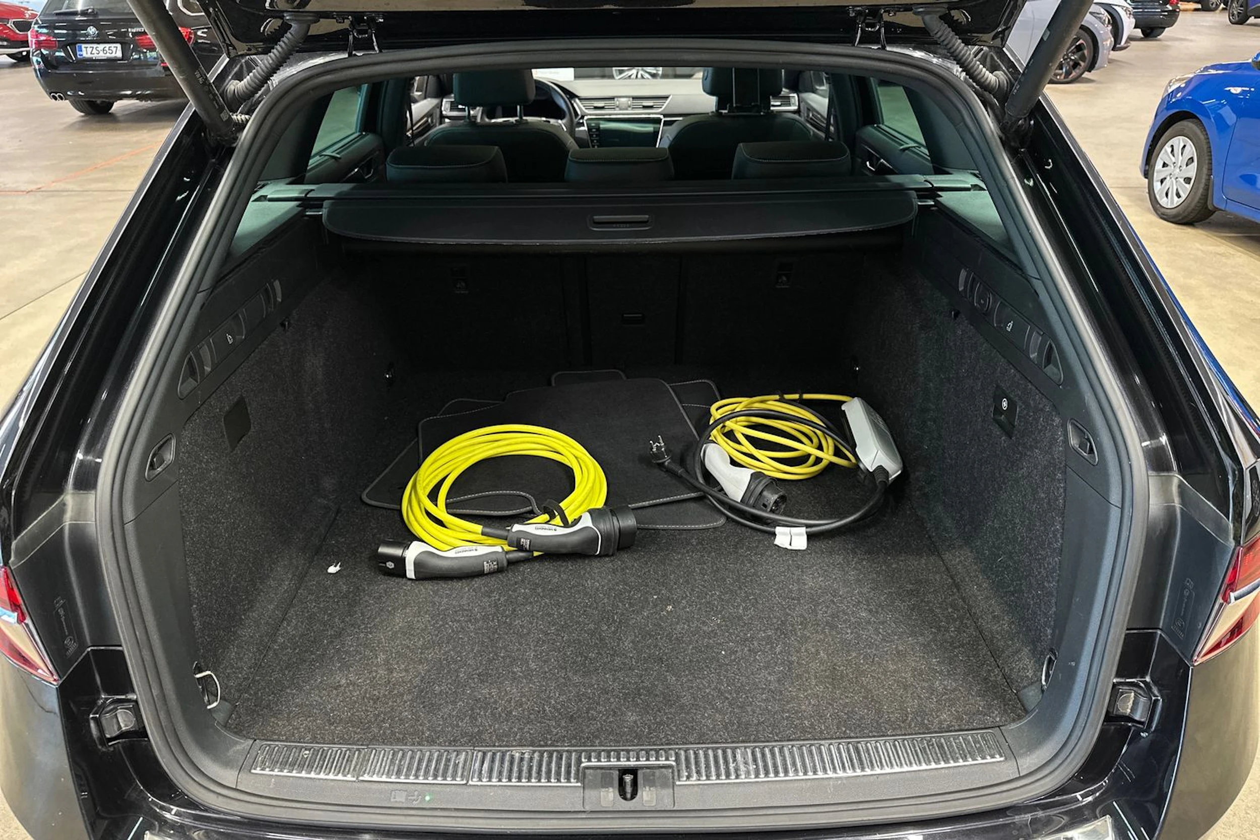 musta Skoda Superb 2022 kuva 32.