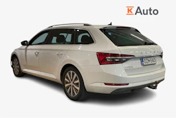 valkoinen Skoda Superb 2022 kuva 2.