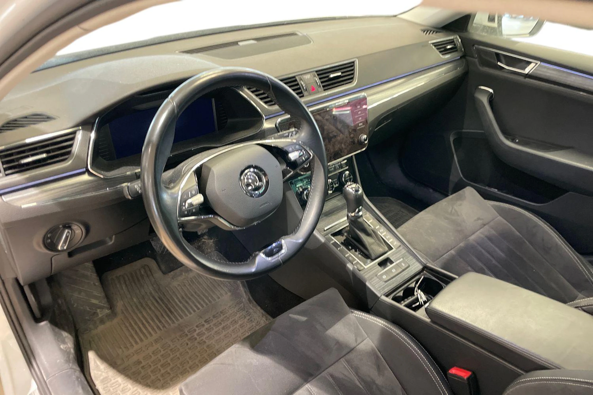 valkoinen Skoda Superb 2022 kuva 3.