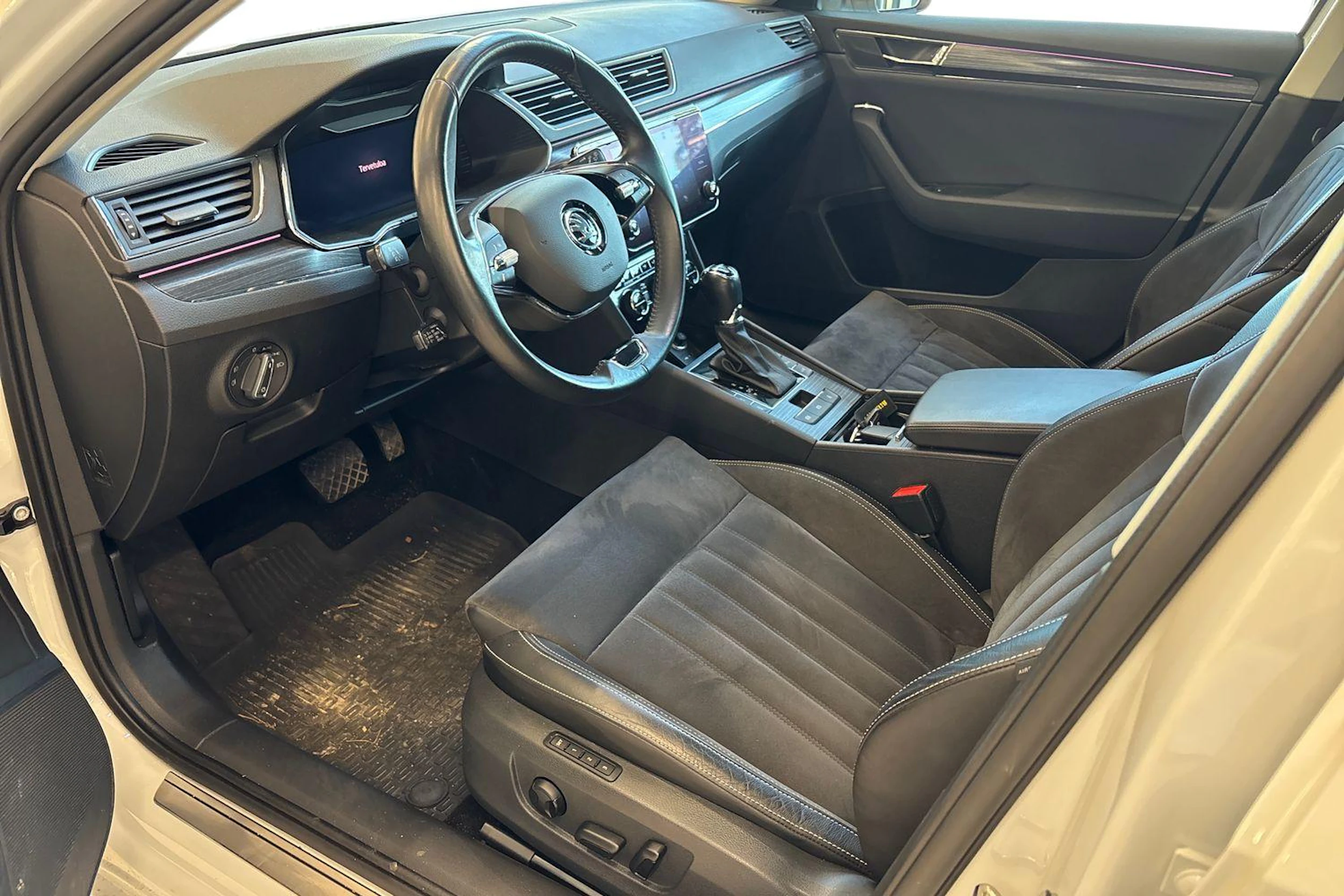 Valkoinen Skoda Superb 2022 kuva 3.