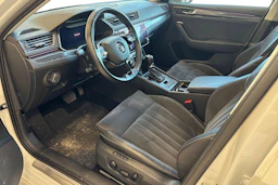 Valkoinen Skoda Superb 2022 kuva 3.