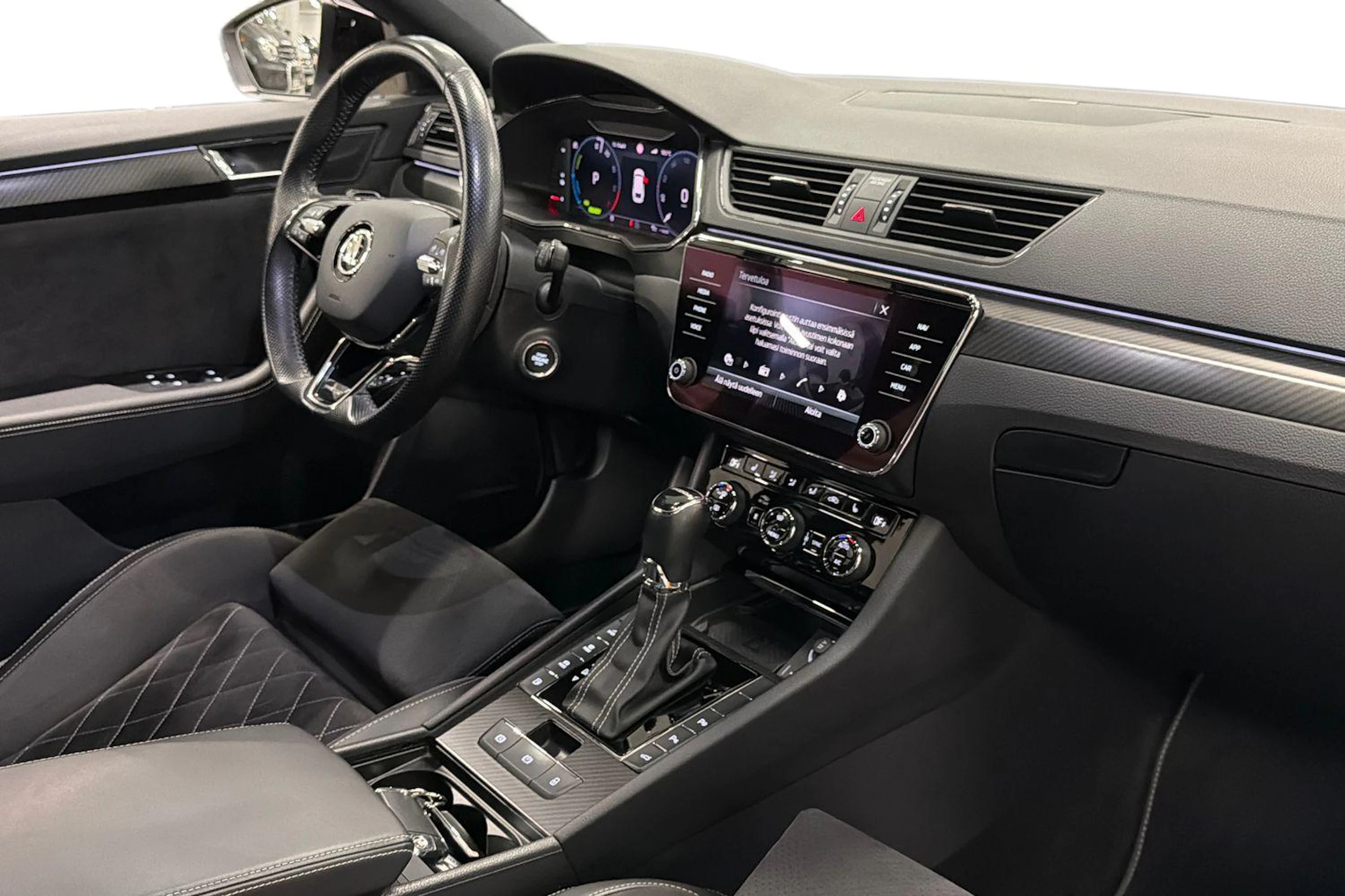 valkoinen Skoda Superb 2022 kuva 9.