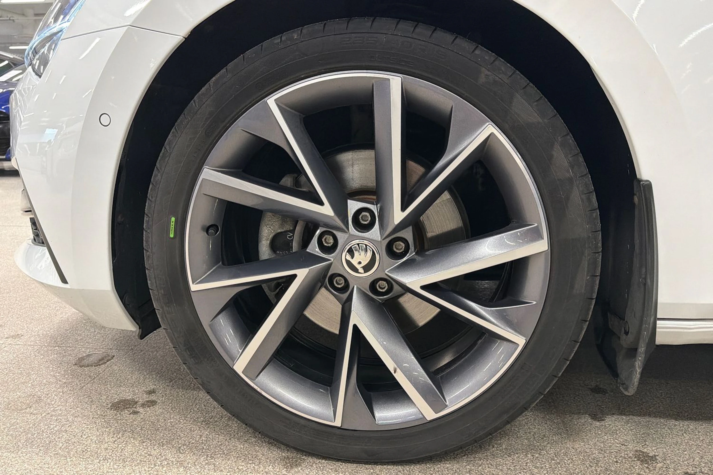 valkoinen Skoda Superb 2022 kuva 11.