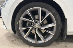 valkoinen Skoda Superb 2022 kuva 11.