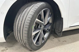 valkoinen Skoda Superb 2022 kuva 12.