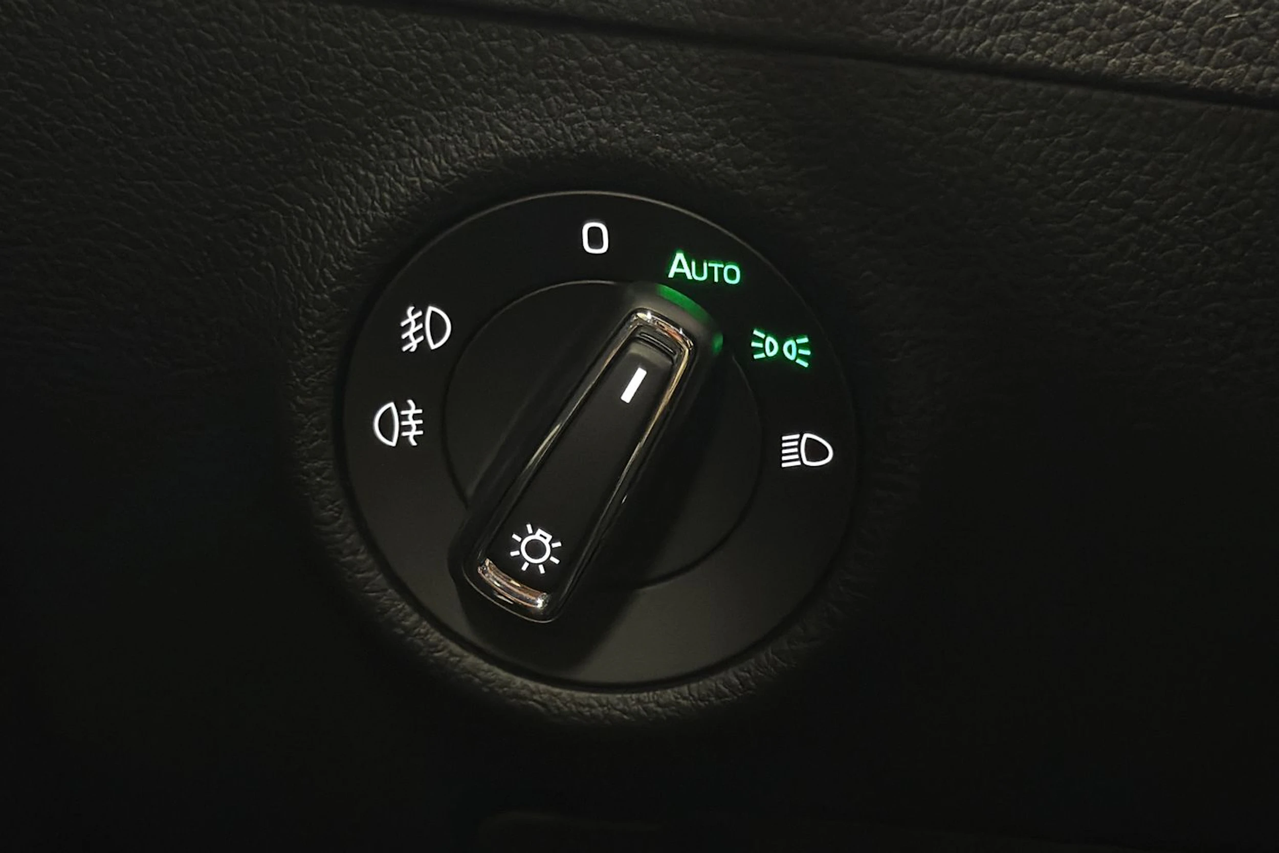 valkoinen Skoda Superb 2022 kuva 18.