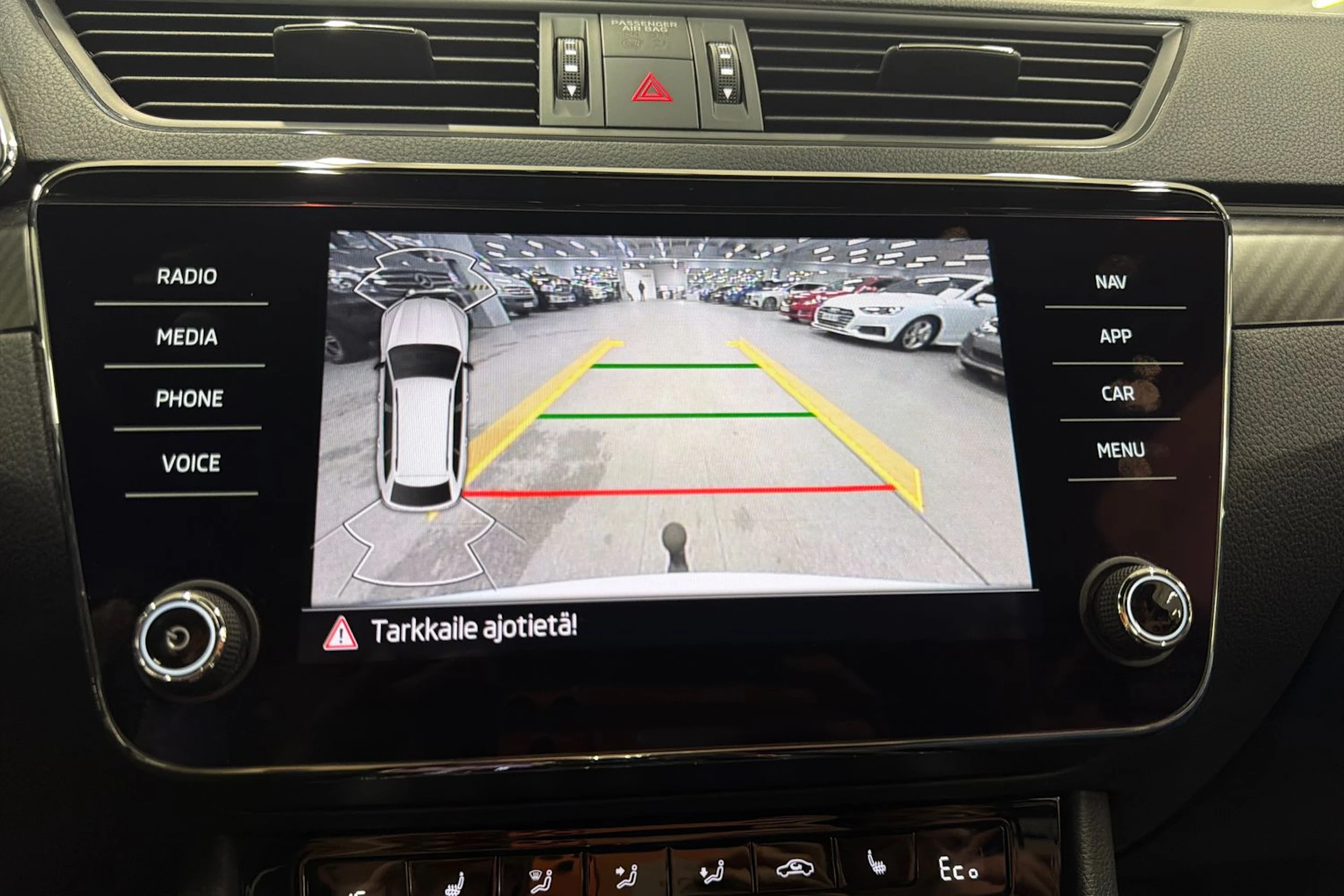 valkoinen Skoda Superb 2022 kuva 21.