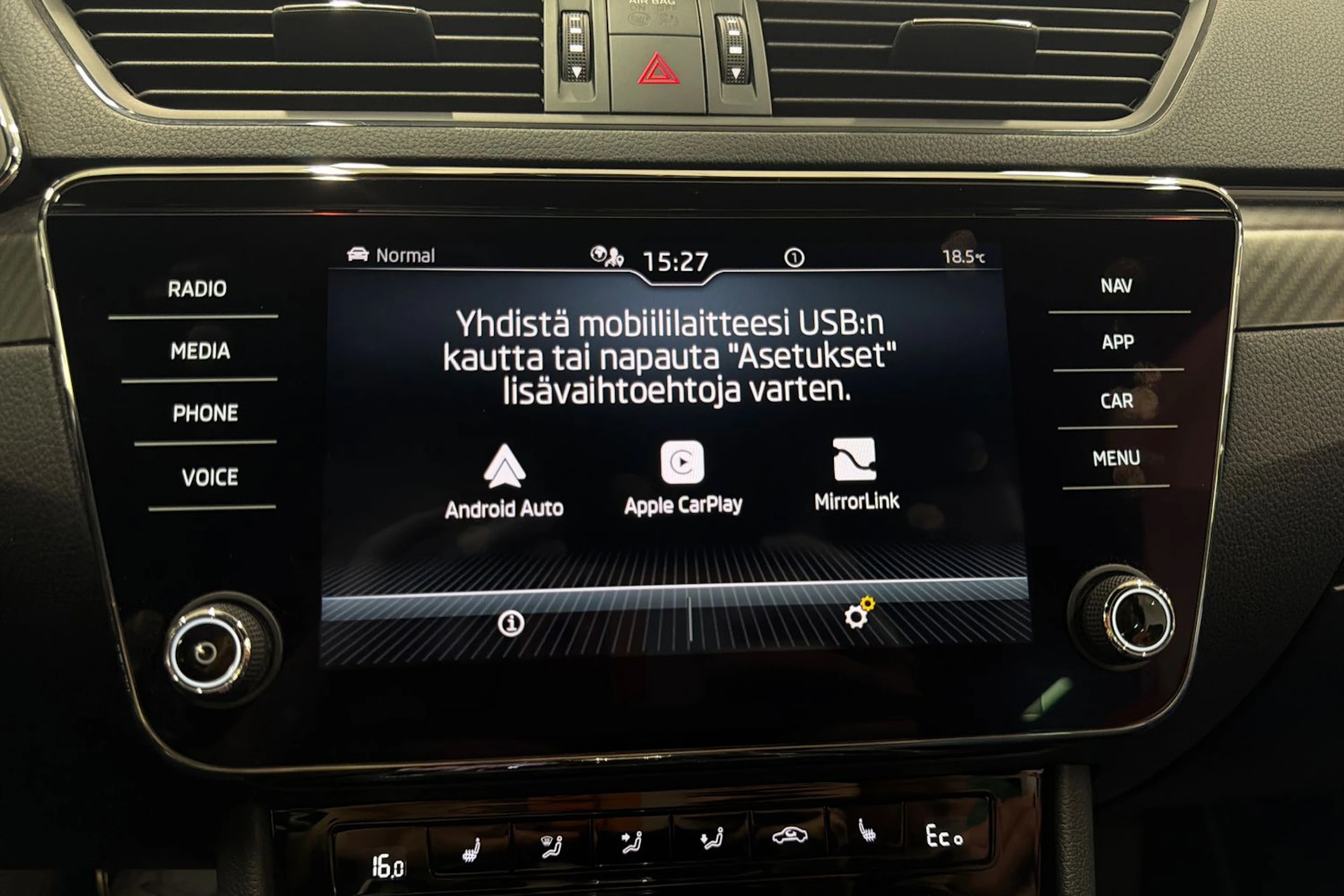valkoinen Skoda Superb 2022 kuva 22.