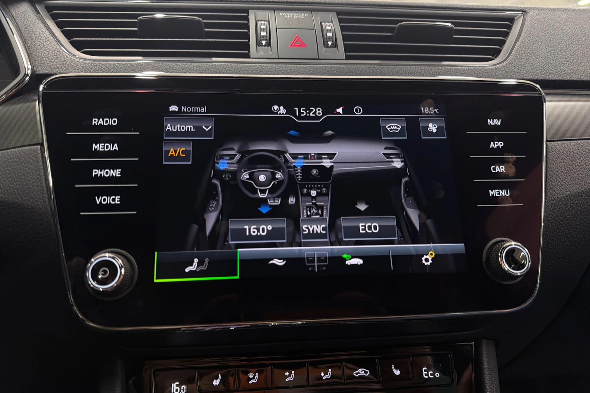 valkoinen Skoda Superb 2022 kuva 23.