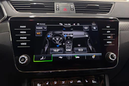 valkoinen Skoda Superb 2022 kuva 23.