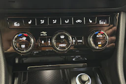 valkoinen Skoda Superb 2022 kuva 24.