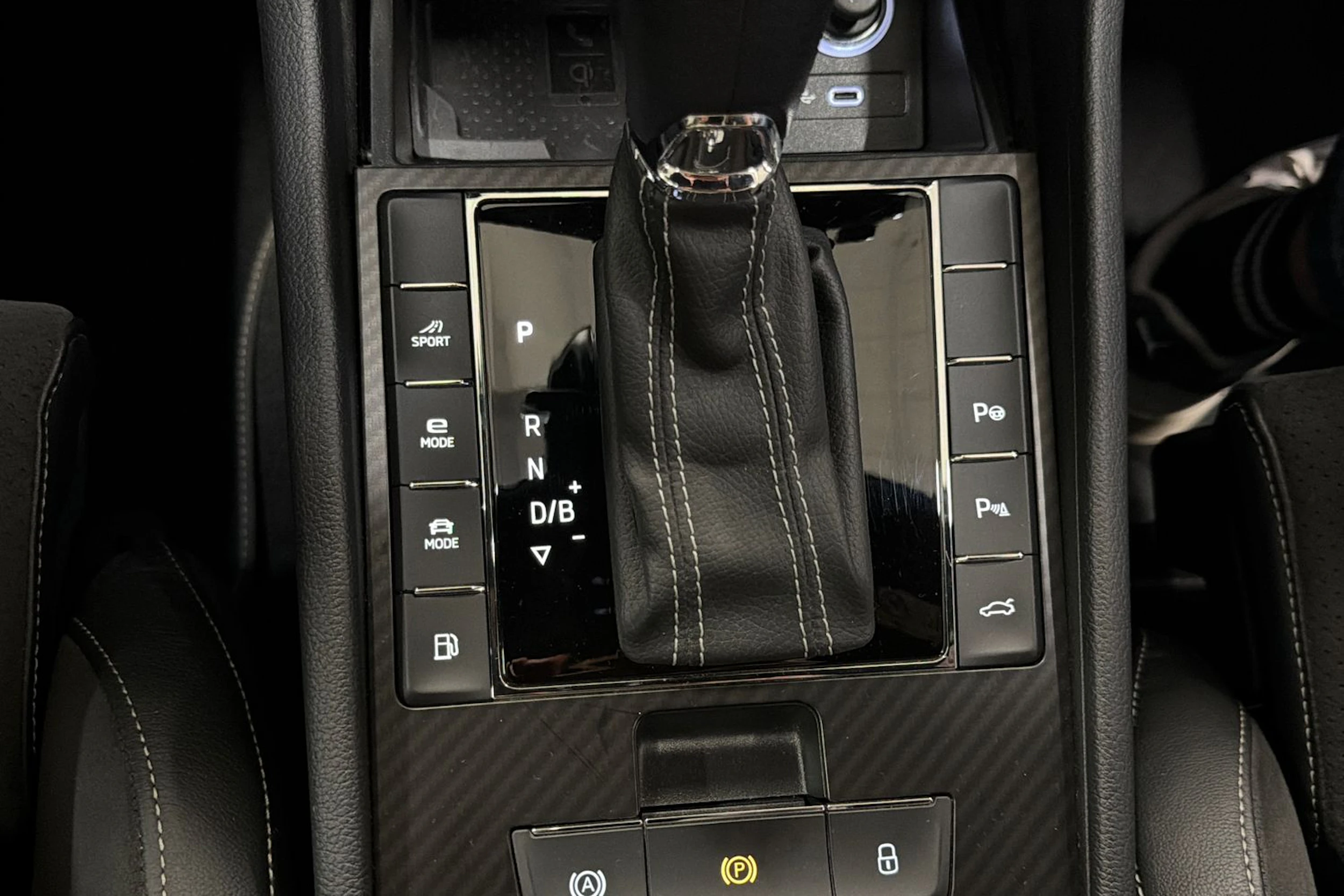 valkoinen Skoda Superb 2022 kuva 25.