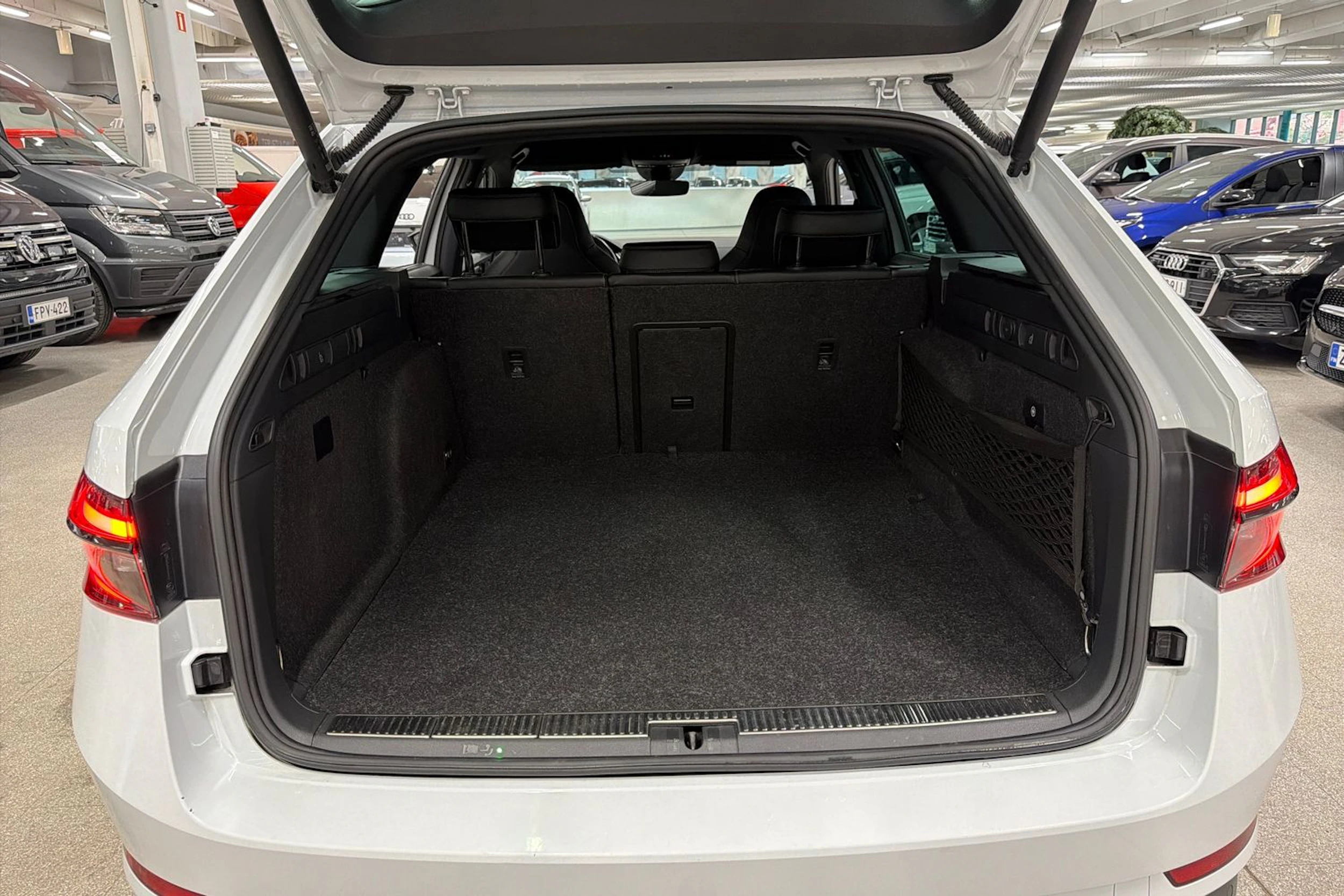 valkoinen Skoda Superb 2022 kuva 26.