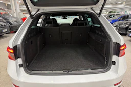 valkoinen Skoda Superb 2022 kuva 26.